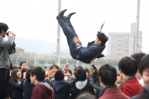 후배의 축복받는 졸업생