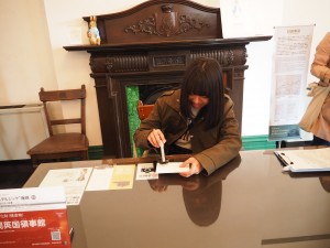 영사가 된 기분으로 스탬프를 찍는다