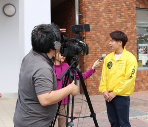 인터뷰 받는 대학축제 실행위원회 위원장 경제학과 3학년 가미벳푸(上벳푸)