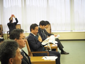 지사로부터 코멘트를 받는다